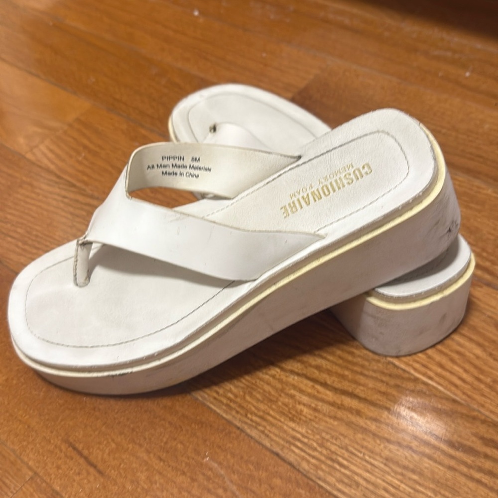 Cushionaire platform flip flops. Size 8M